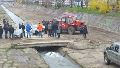 Патрулка падна в коритото на р. Владайска в София