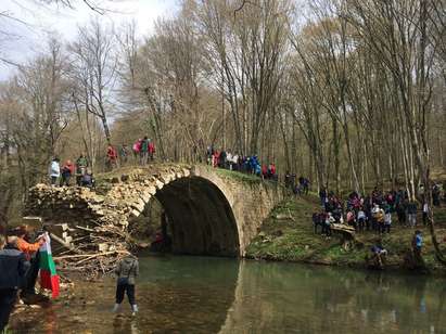Уникално! Българи и турци се срещнаха на прочутия Вълчанов мост в "поход на дружбата"