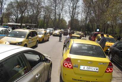 Бургас ври! Над 200 таксиметрови автомобила затапиха централните булеварди