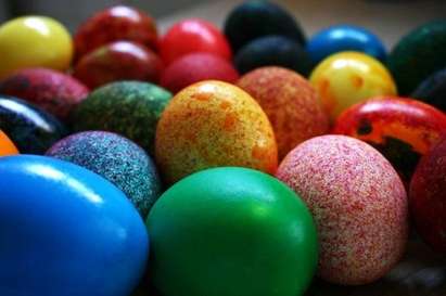 Втрещени потребители: Пробутват ни сварени и боядисани яйца от немския Великден
