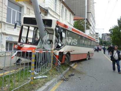 Автобус се вряза в стълб във Варна, има ранени! (СНИМКА)
