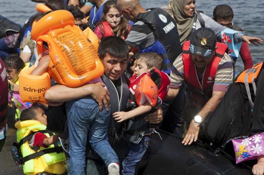 Нашествие! Само за денонощие близо 5 хиляди мигранти щурмуваха Средиземно море