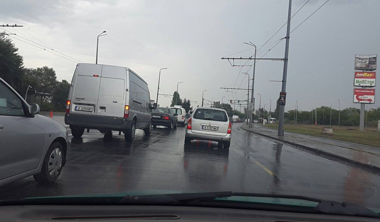 ТИР удари Фиат на бул."Захари Стоянов" в Бургас, образуваха се огромни опашки край Меден рудник