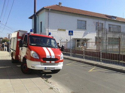 Пожарникари на крак заради изгорял кабел в училището в квартал "Победа" в Бургас