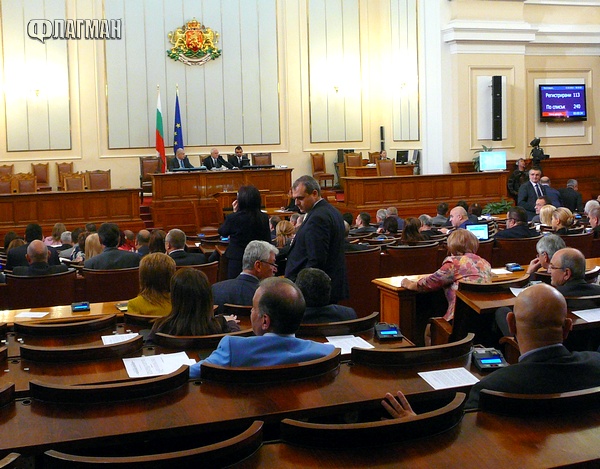 Голямо напрежение: Димитър Главчев обяви, че има кворум при 120 депутати
