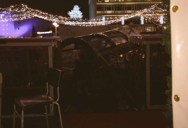 Кошмар преди Коледа! Камион се вряза в пазар, има жертви! (СНИМКИ/ВИДЕО)