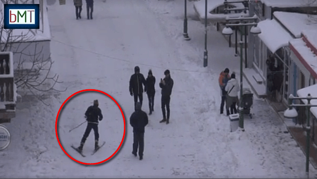 Уникално видео! Скиори тръгнаха по централната улица на Бургас (ВИДЕО)