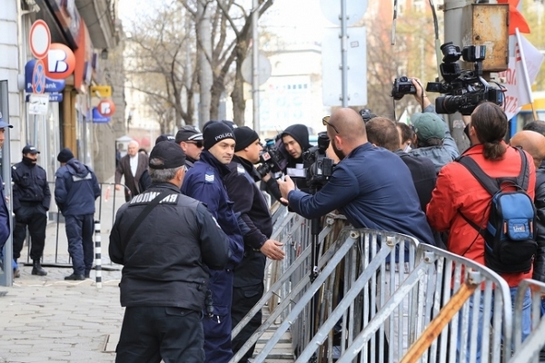 Напрежението ескалира! Граждани щурмуват сградата на КЕВР, охраната им се нахвърли (СНИМКИ)