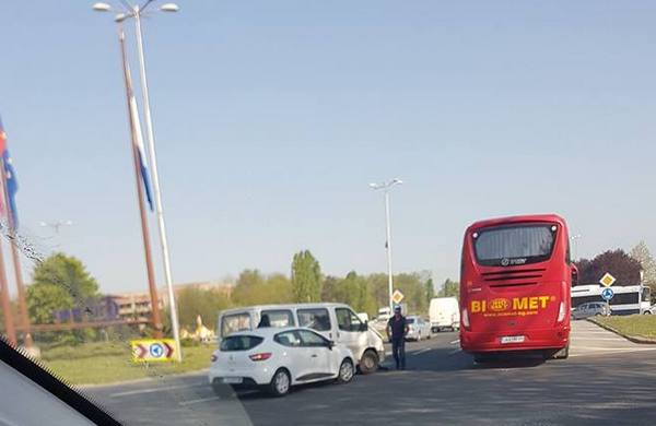 Бус и лека автомобил "Рено" се блъснаха на кръговото на „Метро” в Бургас