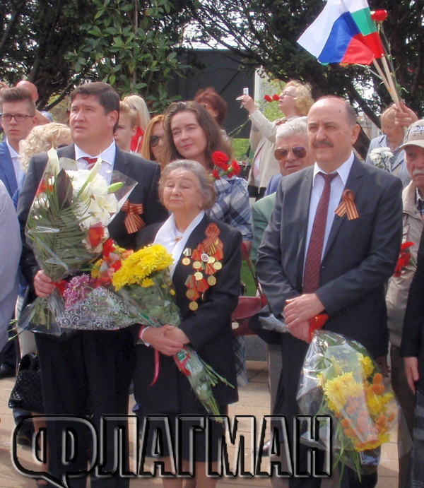 С маршови песни Бургас отбеляза Деня на победата (СНИМКИ)