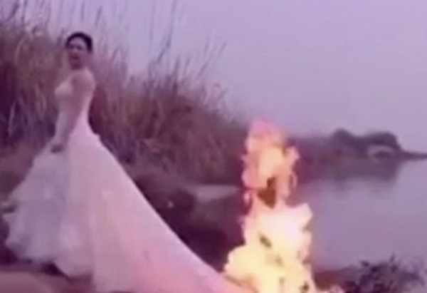 Младоженка запали сватбената си рокля, причината ще ви смае