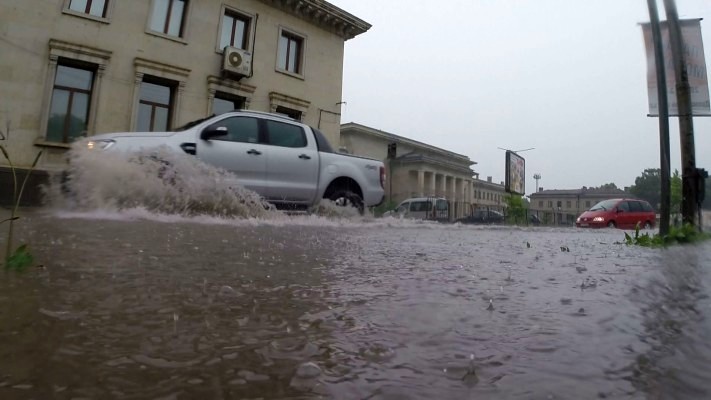 Воден ужас! Дъждовете наводниха къщи и затвориха пътища (ВИДЕО)