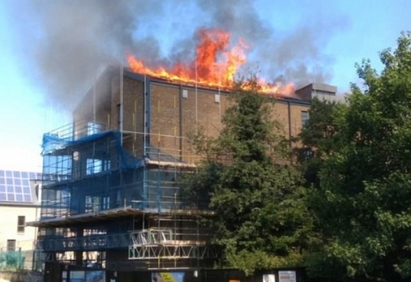 Пак огнен ад в Лондон! Пламна съвсем нов жилищен блок (СНИМКИ)