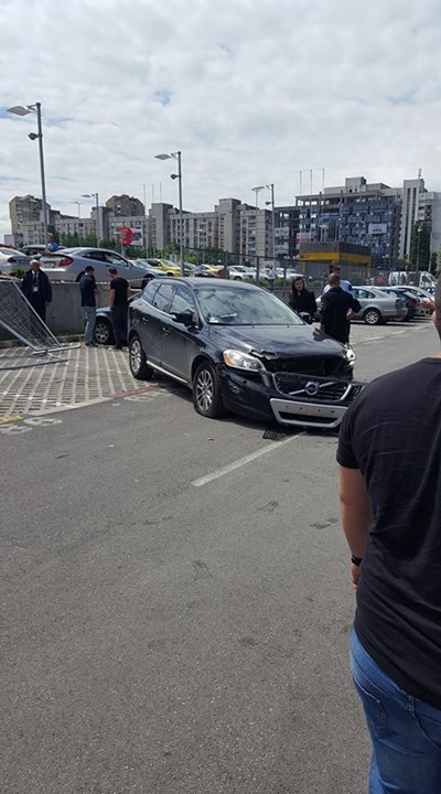 Жена прелетя с автомобила си през паркинга на мол (СНИМКИ/ВИДЕО)