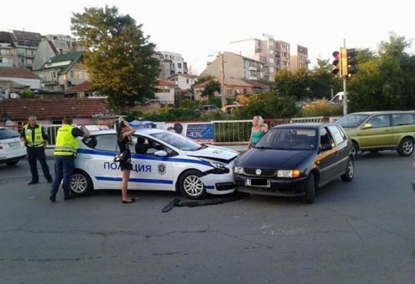 Мацка с къса рокличка нацели патрулка и се хвана за главата, вижте какво ѝ сториха катаджиите (СНИМКА)