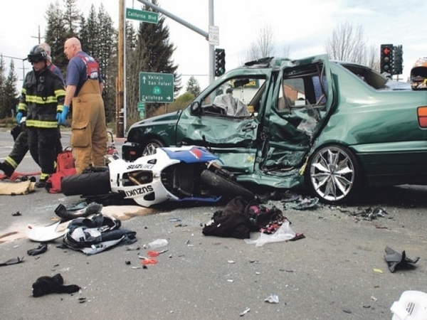 Свиреп екшън: Млади моторджийки се забиха в кола, по чудо няма пострадали