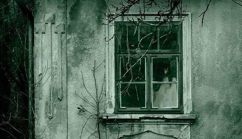 Призрак отваря прозорците в стара къща, съветват собственика й да го изгони със светена вода (ВИДЕО)