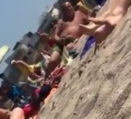 Шокиращо видео: Побелял чичка маструбира на плажа