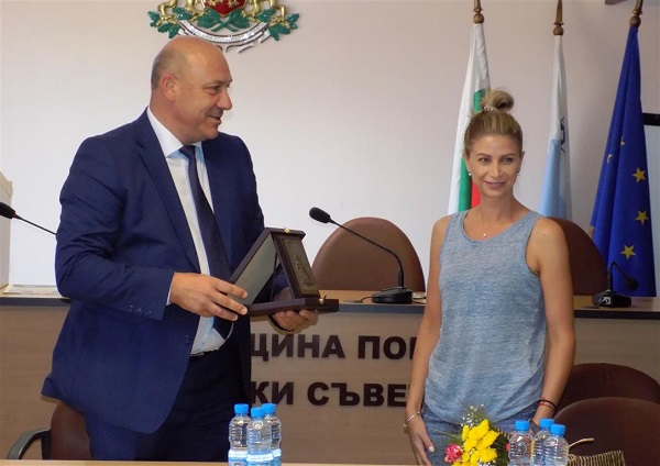 Кметът Иван Алексиев се срещна с новите златни момичета на България