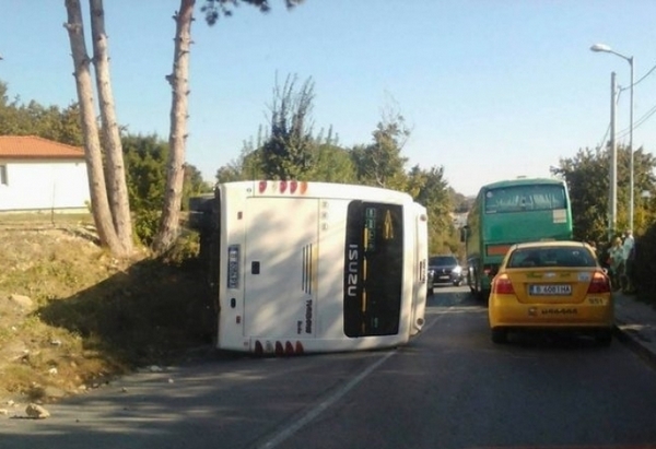 Ад на пътя! Бус се преобърна край морето, 8 пътници са в болница (СНИМКА)