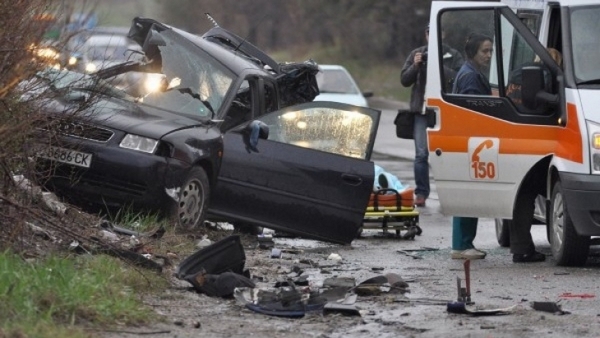Зловеща катастрофа на пътя, две коли се нацелиха челно, има загинал и много ранени