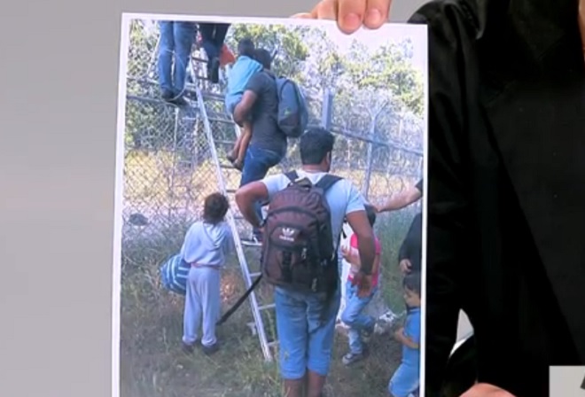 Елена Йончева размаха снимка на мигранти, прескачащи оградата по границата! Кадърът бил хит в Турция