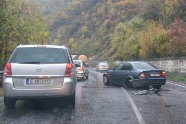 Ад на пътя!  БМВ се заби в мантинелата заради висока скорост