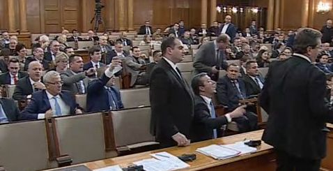 Среднощни скандали в парламента заради бюджета