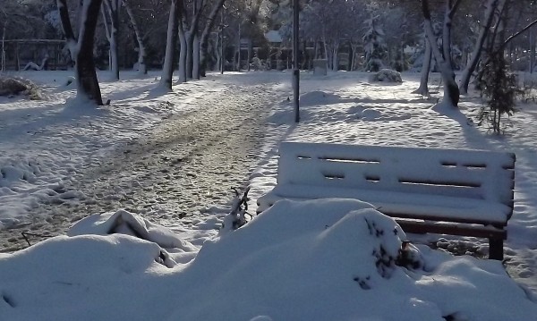 Валежите спират, градусите скачат, но ще е ветровито