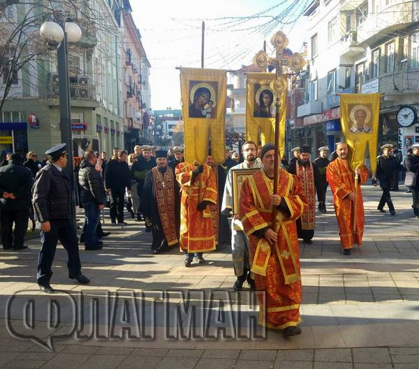 Промененият маршрут не провали литийното шествие, хиляди се включиха в него (СНИМКИ)