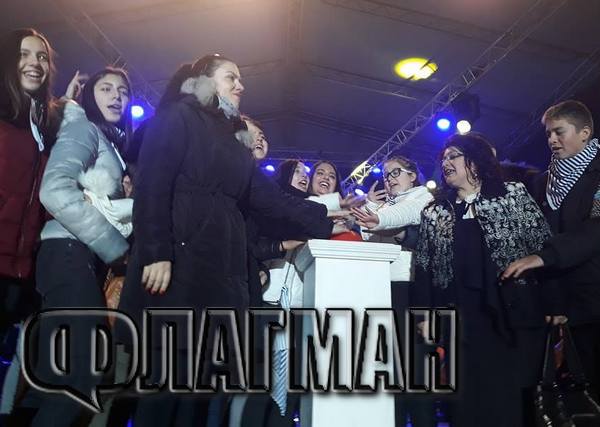 Хиляди на площад "Тройката" посрещнаха коледния дух, Бургас грейна празнично (СНИМКИ)