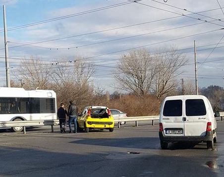 Такси се завъртя и натресе в мантинелата край Меден рудник