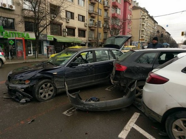 Кола блъсна три други на бул. „Патриарх Евтимий” (СНИМКИ)