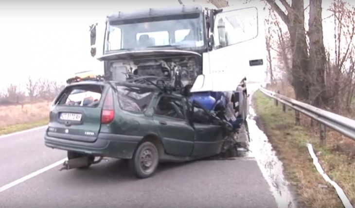 Поредното меле на пътя! Автомобил се блъсна челно в ТИР, водачът загина