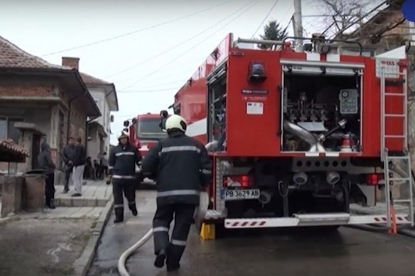 Хотел пламна като факла, четири пожарни се бореха с огъня