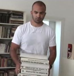 Млад мъж намери книги за стотици левове на боклука и ги дари на училище (ВИДЕО)