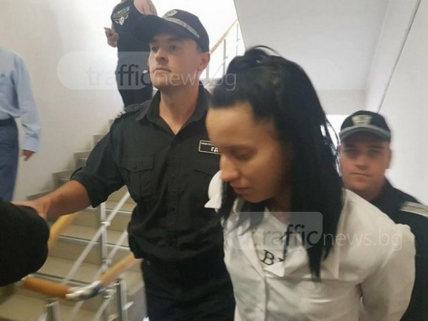 Със сълзи и белезници - Габриела се изправя пред съда, изгониха журналистите от залата (СНИМКИ)