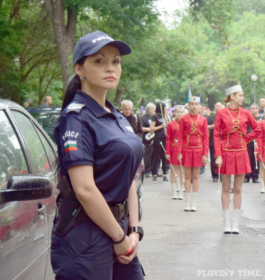 Тази побъркващо секси полицайка от Пловдив ще ви накара да извършите престъпление, за да ви арестува