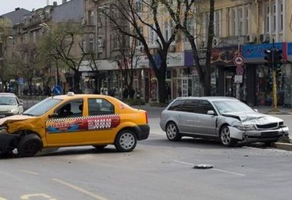 Ауди и такси се сблъскаха, загина човек