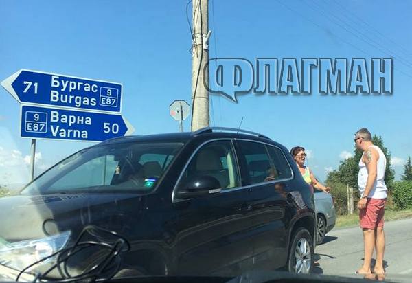 Извънредно! Два фолксвагена са удариха на пътя Варна-Бургас, задръстването е кошмарно (СНИМКИ)