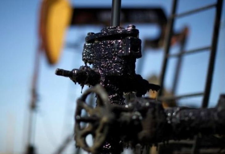 Цената на петрола падна до $72 за барел, ще поевтинее ли горивото?