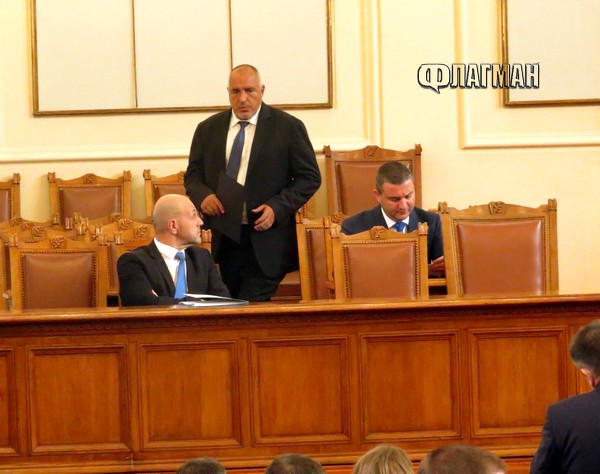 Депутатите успяха да се съберат - парламентът заседава извънредно, дори Борисов се яви