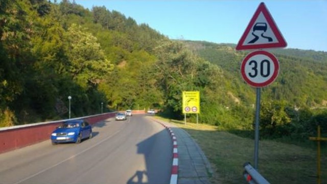 АПИ: Шофьорите карат с по-висока скорост от допустимата на пътя Своге - София