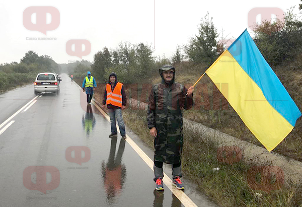 Четирима бродят в този вид по главния път към границата край Малко Търново, вижте защо (СНИМКА)