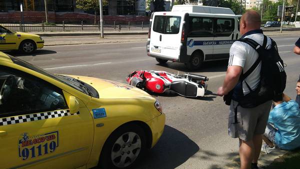 Катастрофа прати мотоциклетист с комоцио в спешното в Бургас