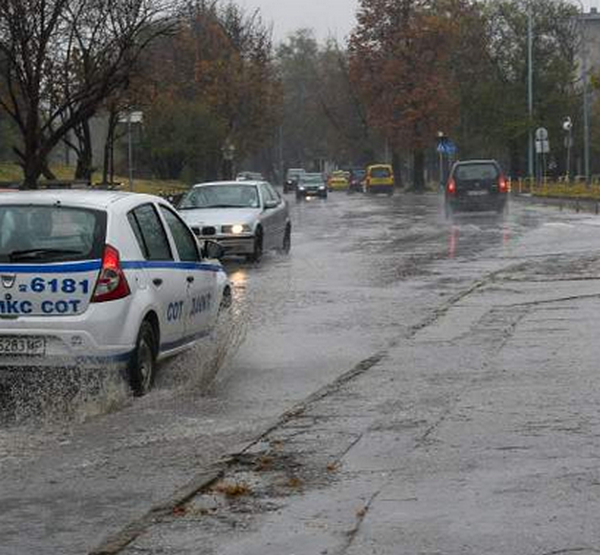 Цял град е под вода, ето какви поражения нанесе дъждът (СНИМКИ)