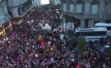 Стотици жени протестираха в Истанбул срещу домашното насилие
