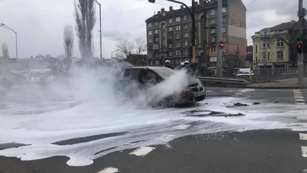 Зрелищно! Кола се запали на кръстовището на “Сливница” и “Христо Ботев” (СНИМКИ)