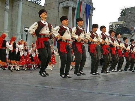 Бургаският ансамбъл „Странджа“ излиза на сцената на НДК, представя грандиозен спектакъл с още три формации