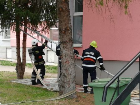 Евакуираха училище в Приморско, пожарникари нагледно "гасят" огъня пред децата